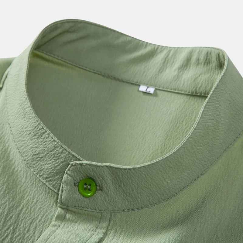 Camisa Masculina com Gola Padre e Caimento Leve