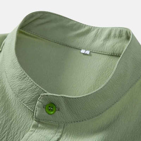 Camisa Masculina com Gola Padre e Caimento Leve